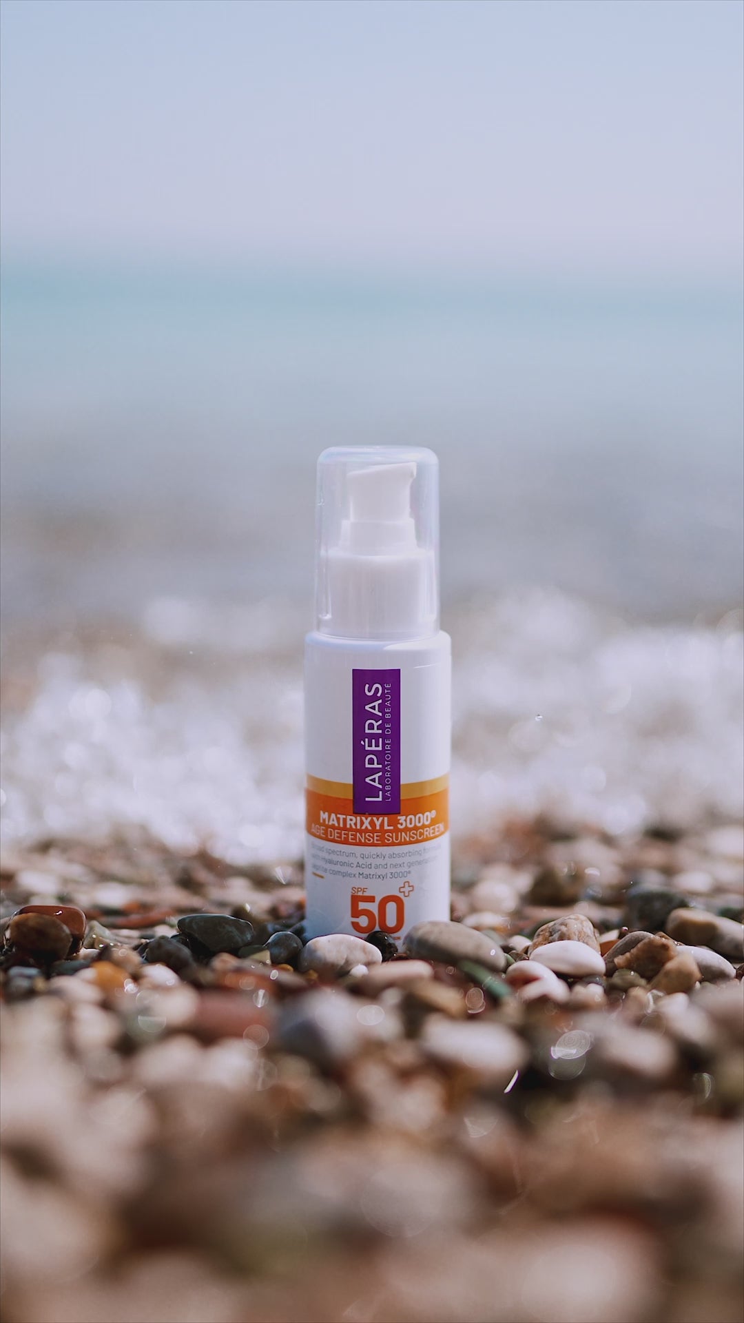 Yüksek Koruma 50+ SPF Matrixyl 3000® güneş koruyucu krem, sahilde taşların üzerinde duruyor.